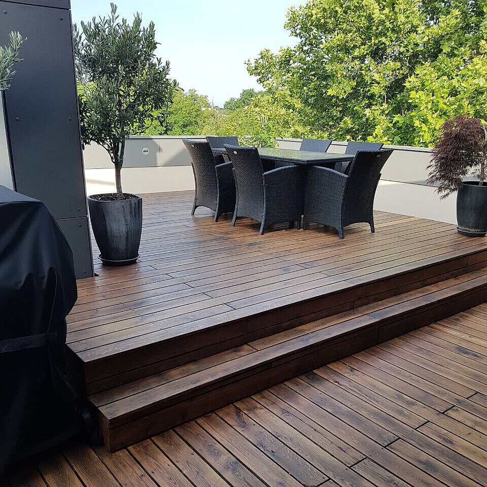 Überarbeitung einer Terrasse aus Eiche-Bohlen durch Schleifen